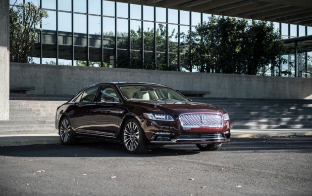 La Lincoln Continental 2019 respire le luxe alors qu’elle est tranquillement garée devant un immeuble.