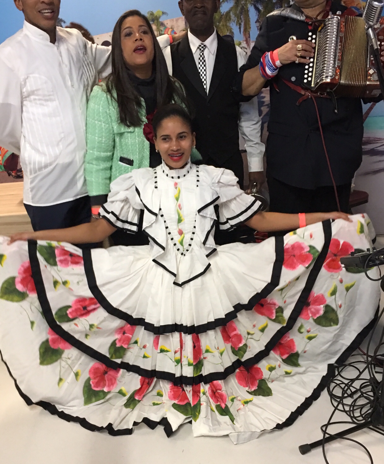 Un groupe de personnes posant en robes mexicaines lors d’une fête.
