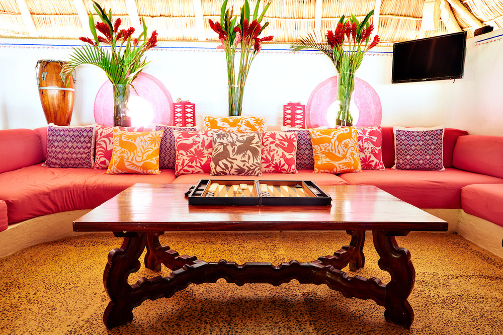 Découvrez Puerto Vallarta lentement en vous détendant dans un salon doté d'un canapé et d'une table.