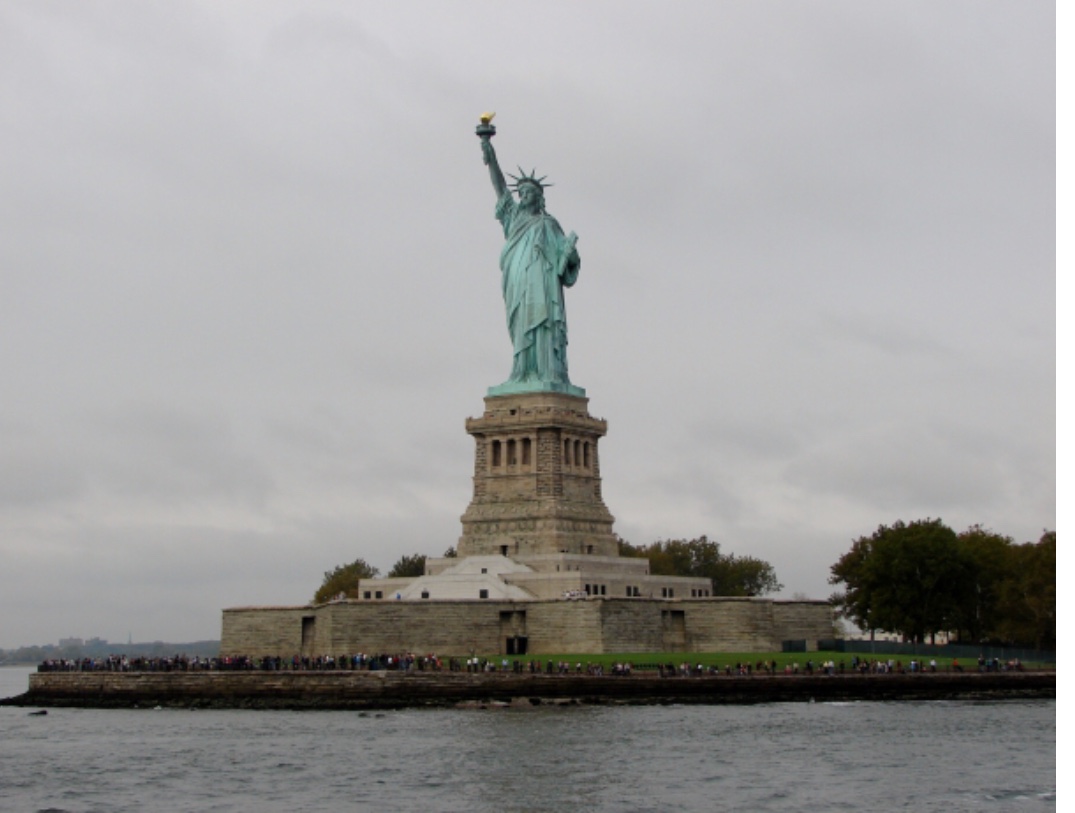 L'emblématique Statue de la Liberté est un symbole de liberté situé à New York.