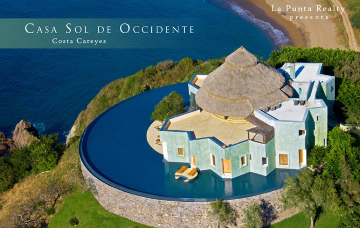 Casa so de occidente est un exemple étonnant d'architecture de réalisme magique niché dans la communauté exclusive de Costa Careyes.