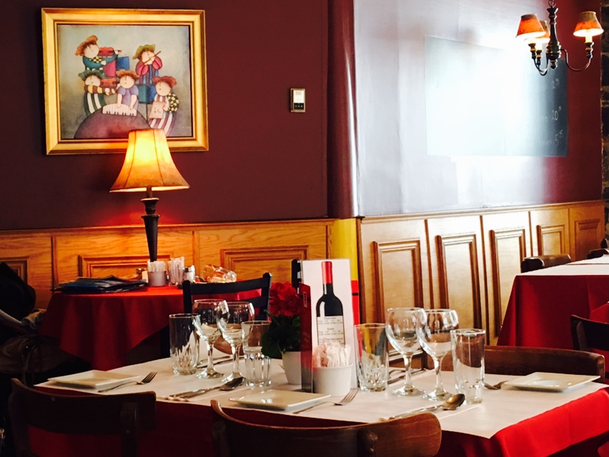 Un restaurant aux nappes rouges et aux verres à vin qui propose un menu délicieux pour le bourlingueur sophistiqué en quête d'une expérience culinaire exquise.