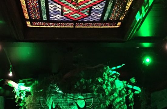 Au Saint-Moose, les invités peuvent déguster leurs cocktails et leurs entrées tout en admirant le fascinant plafond de vitraux verts.