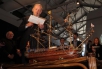 Jean-Chrétien, ancien premier ministre, debout à côté d'un bateau en bois au Musée.