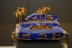 Un gâteau bleu et or avec des palmiers dessus, inspiré du Musée.