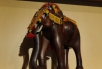 Une statue d'éléphant debout sur une étagère du Musée.