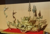 Description : Une maquette en or d'un bateau exposée au Musée Jean-Chrétien.
