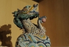 Une figurine de dragon bleu et blanc sur une étagère du Musée.