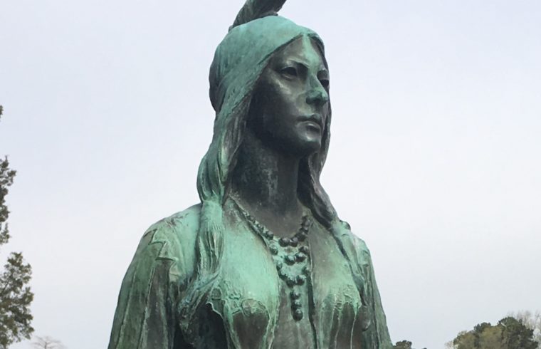Une statue d'une femme indienne avec des plumes à Jamestown.