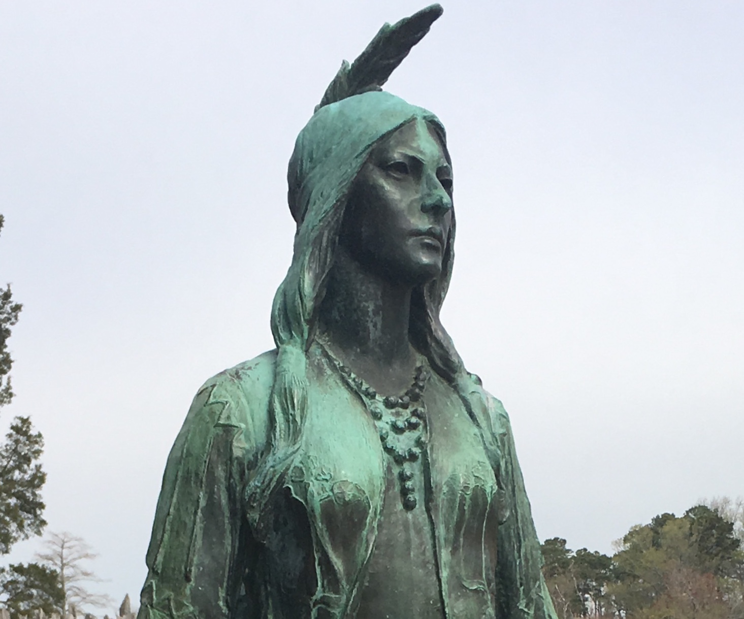 Une statue d'une femme indienne avec des plumes à Jamestown.