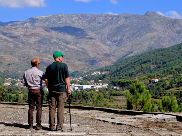 Deux hommes debout devant une montagne au milieu du paysage pittoresque d’Entre Serras.