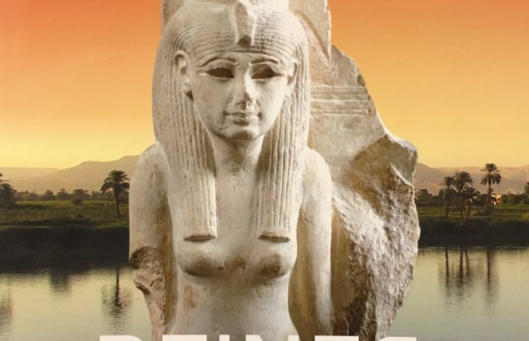 La couverture des Reines d'Égypte à Pointe-à-Callière.