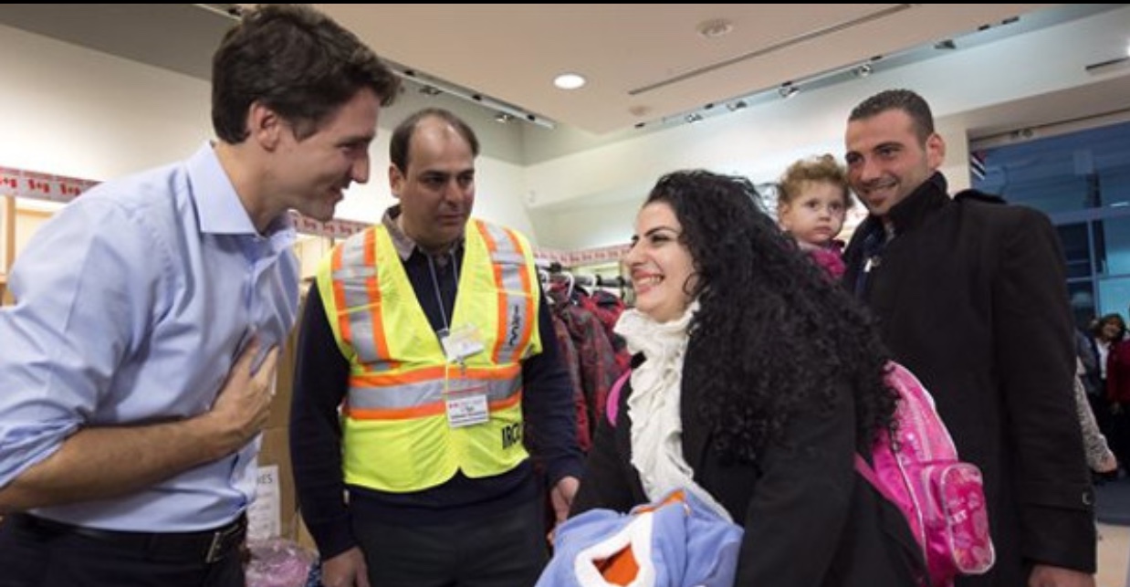 Le premier ministre canadien Stephen Harper s'adresse à un groupe de personnes au Québec.