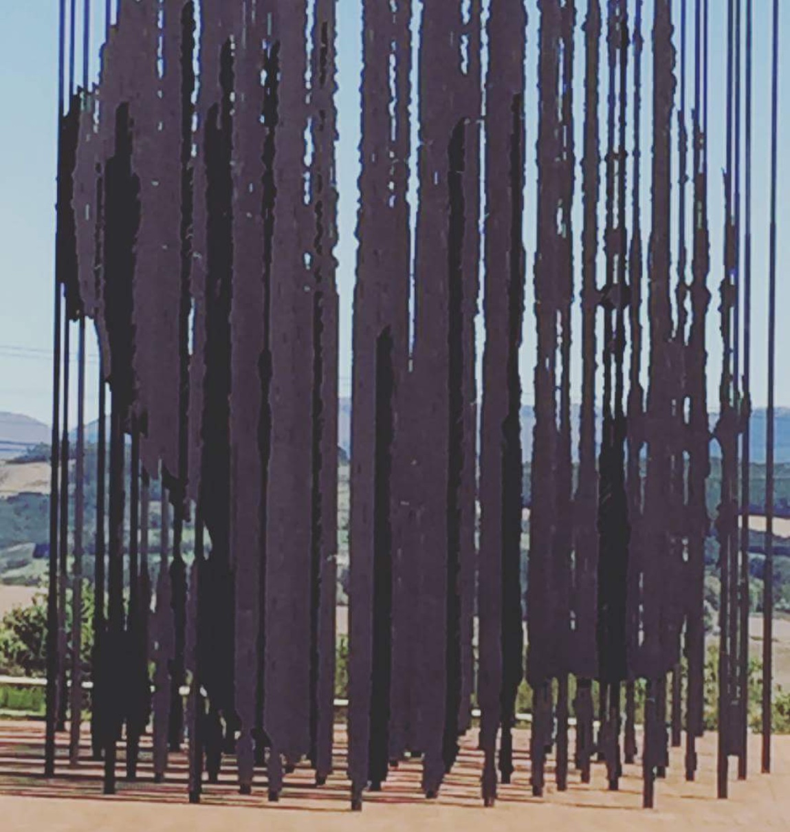 Traces de Mandela dans une grande sculpture métallique au milieu d'un champ en Afrique du Sud.