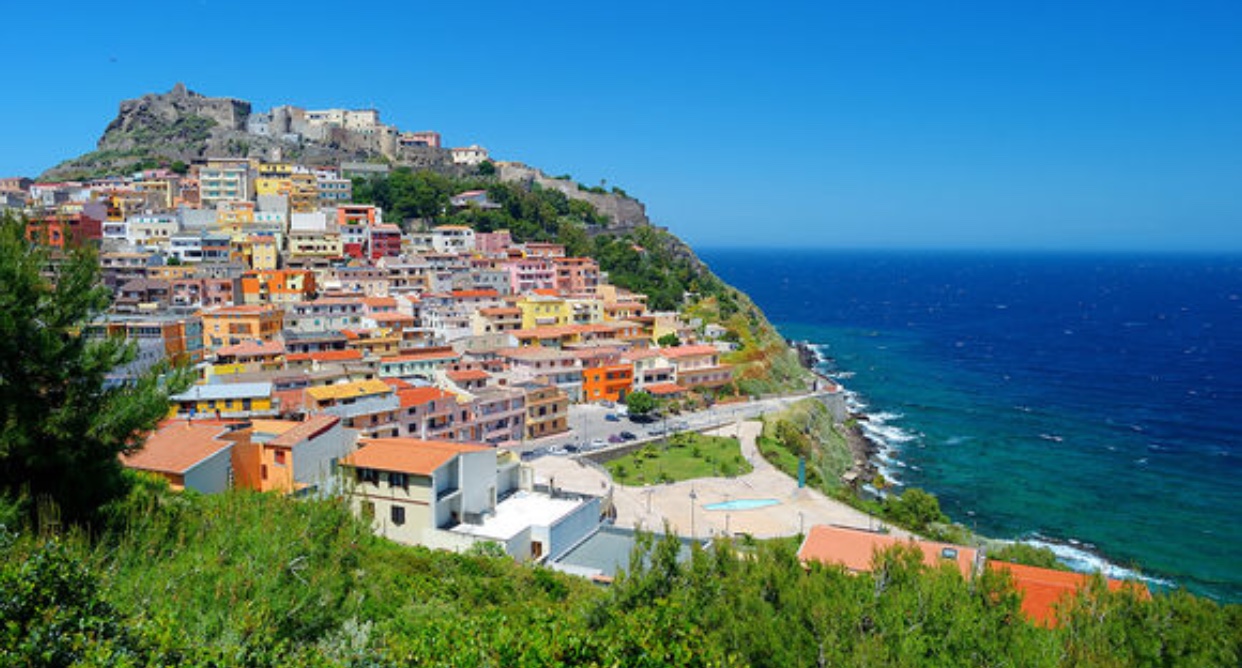 La ville des Cinque Terre est située sur une falaise surplombant l'océan à La Sardaigne.