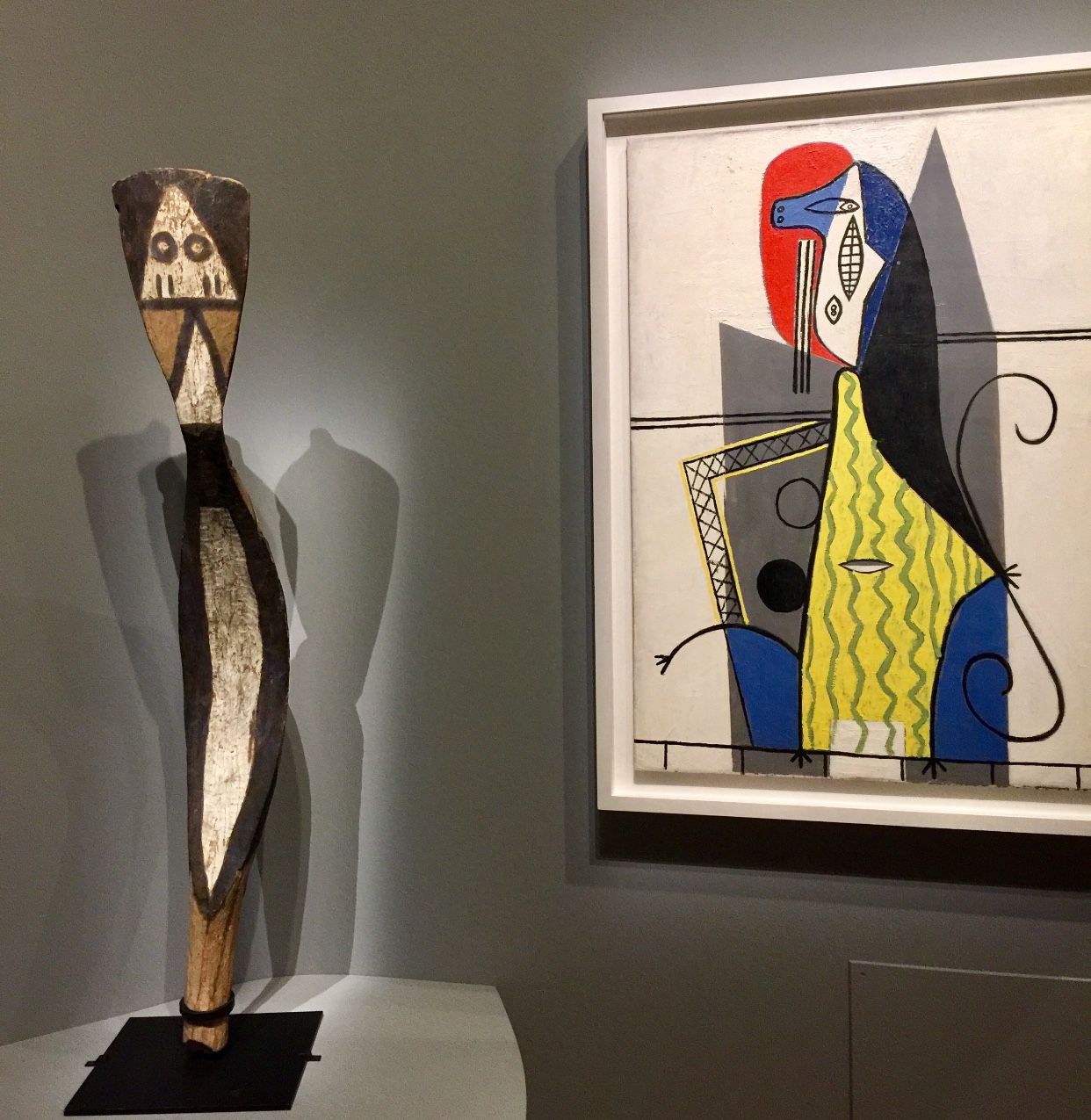 Une sculpture de Picasso et une peinture d'art africain sont exposées au musée MBAM.