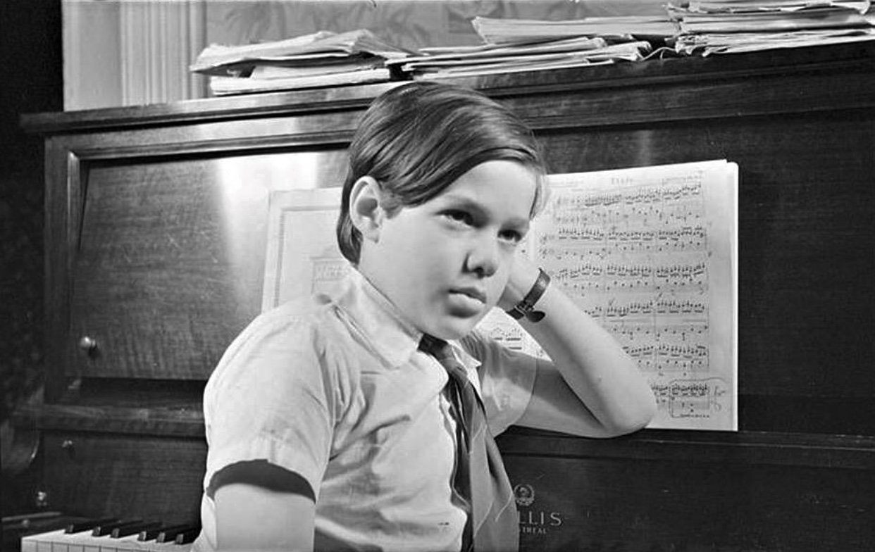 Un jeune garçon, inspiré par la musique d'Alain Lefèvre, adossé à un piano, canalise l'esprit d'André Mathieu à l'occasion de ses 50 ans.