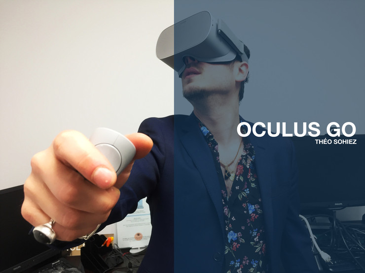 Un homme en costume tient un Oculus Go, un appareil de réalité virtuelle.