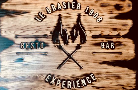 Une pancarte en bois à l'extérieur d'un restaurant de Trois-Rivières qui indique « Le Brasier.