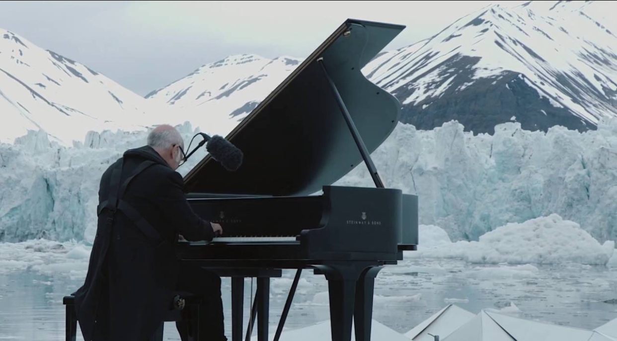 Ludovico Einaudi jouant au céleste devant un glacier.