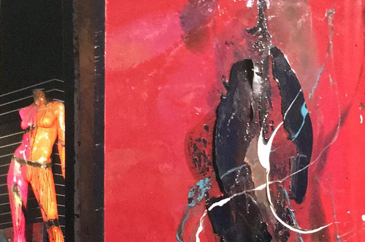 L'expérience artistique de Lisabel met en valeur une peinture saisissante représentant un mannequin rouge magnifiquement présenté dans un cadre en verre.