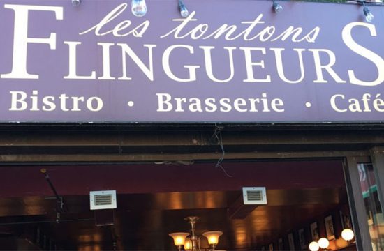 L'enseigne des Tontons Flingeurs, une brasserie française, se trouve sur le côté d'un immeuble à Montréal.