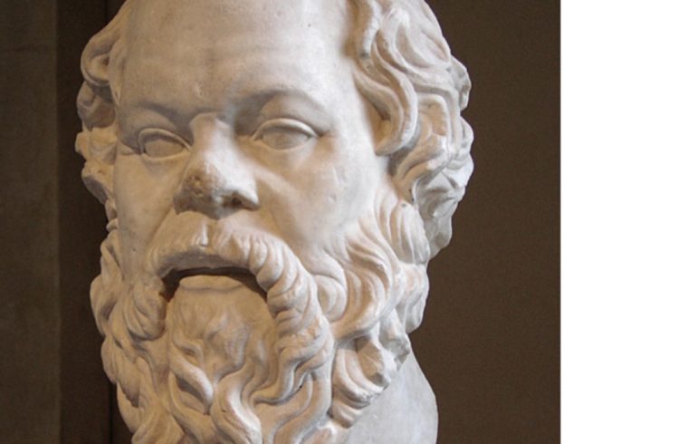 Un buste en marbre de Socrate barbu, incarnant la spiritualité et réalisé par une créatrice talentueuse.
