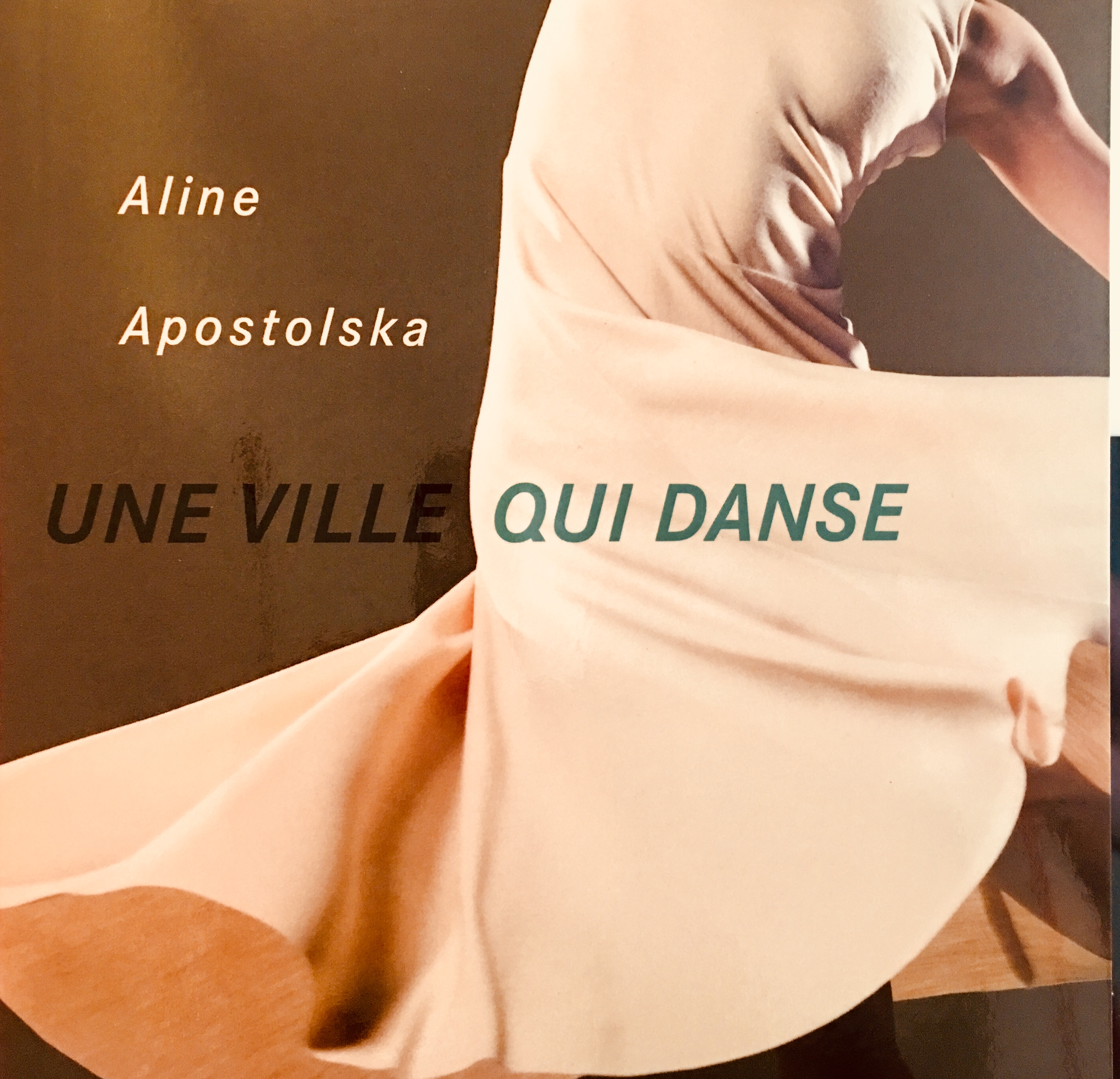 Une image d’une femme dansant dans une robe, capturant l’esprit vif de ville qui danse.