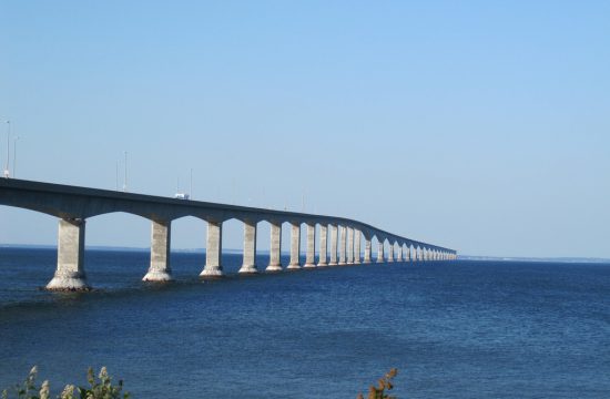 Le pont de l'Île-du-Prince-Édouard au-dessus d'une oasis maritime.