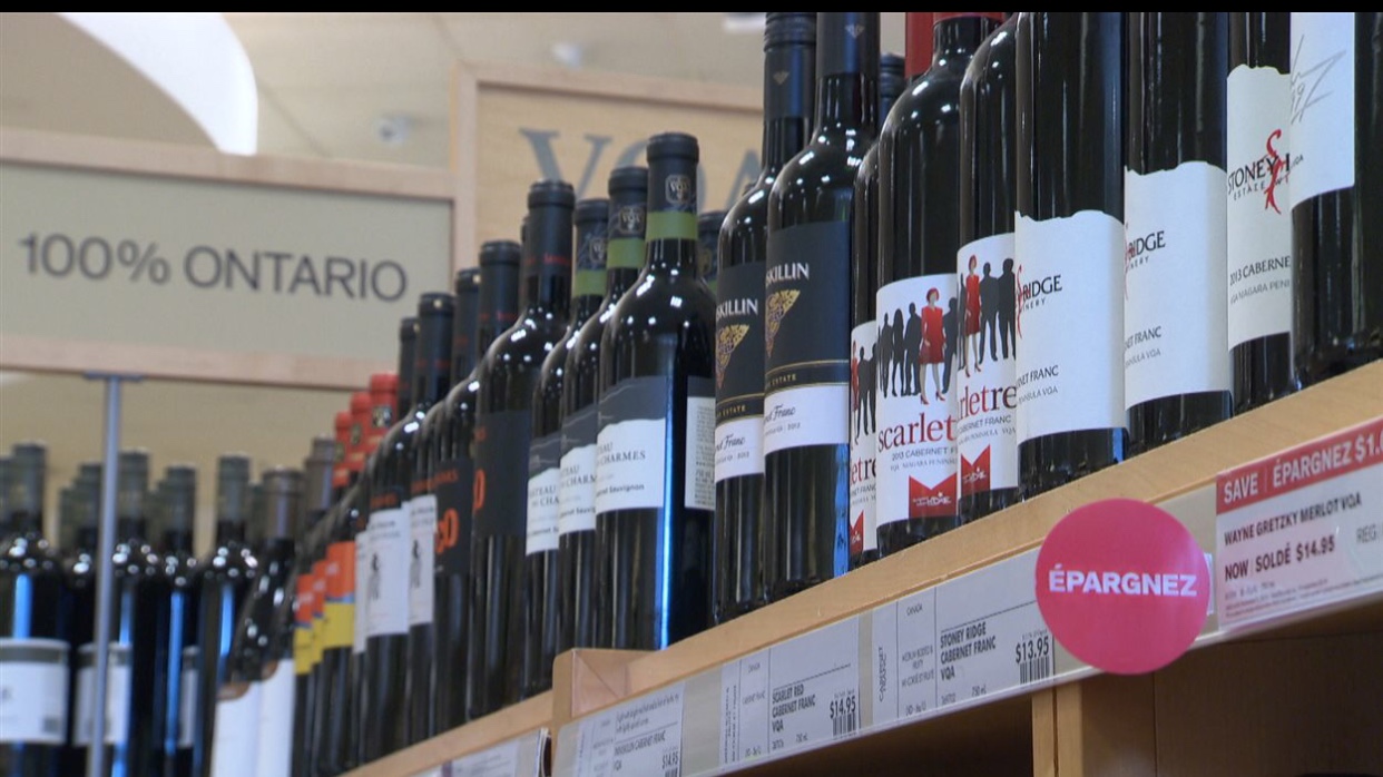 De nombreuses bouteilles de vin du vignoble belle visite en Ontario sont exposées dans un magasin.
