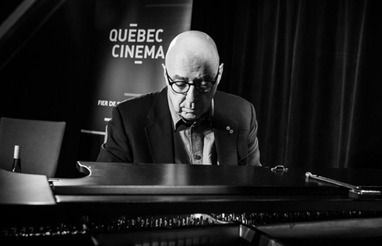 Une photo en noir et blanc d'un homme jouant du piano par Dompierre.