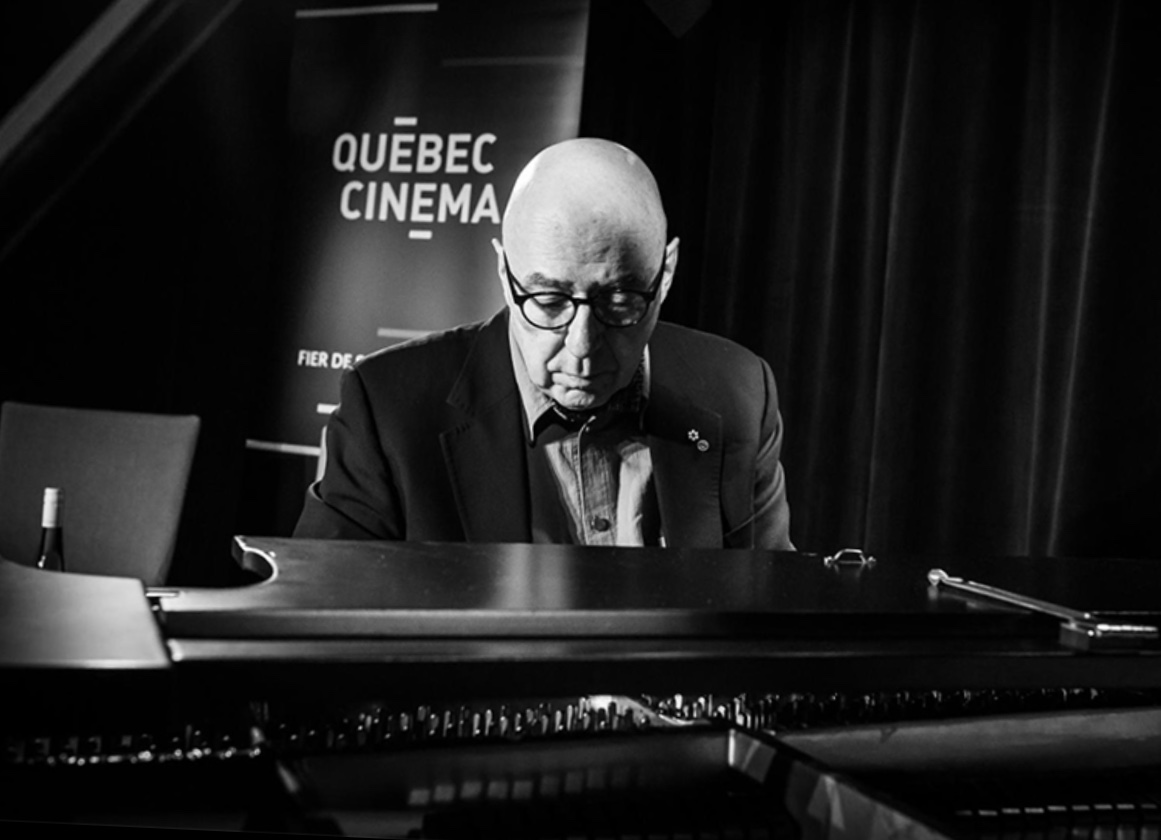Une photo en noir et blanc d'un homme jouant du piano par Dompierre.