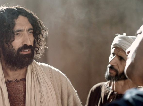Jésus engage une conversation avec un groupe d'hommes, explorant la spiritualité.