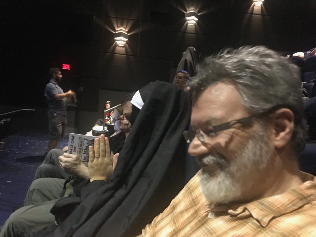 Dans la salle de cinéma avec une religieuse