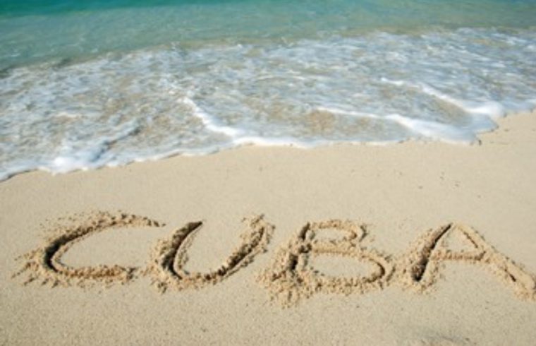 La belle destination-soleil de Cuba est artistiquement écrite dans le sable d’une magnifique plage.