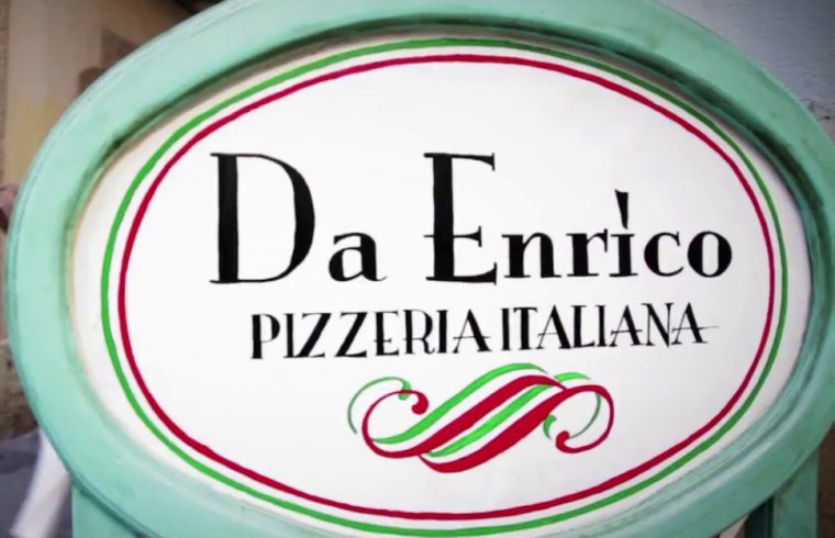 Un panneau indiquant Da Enrico - pizza italienne.