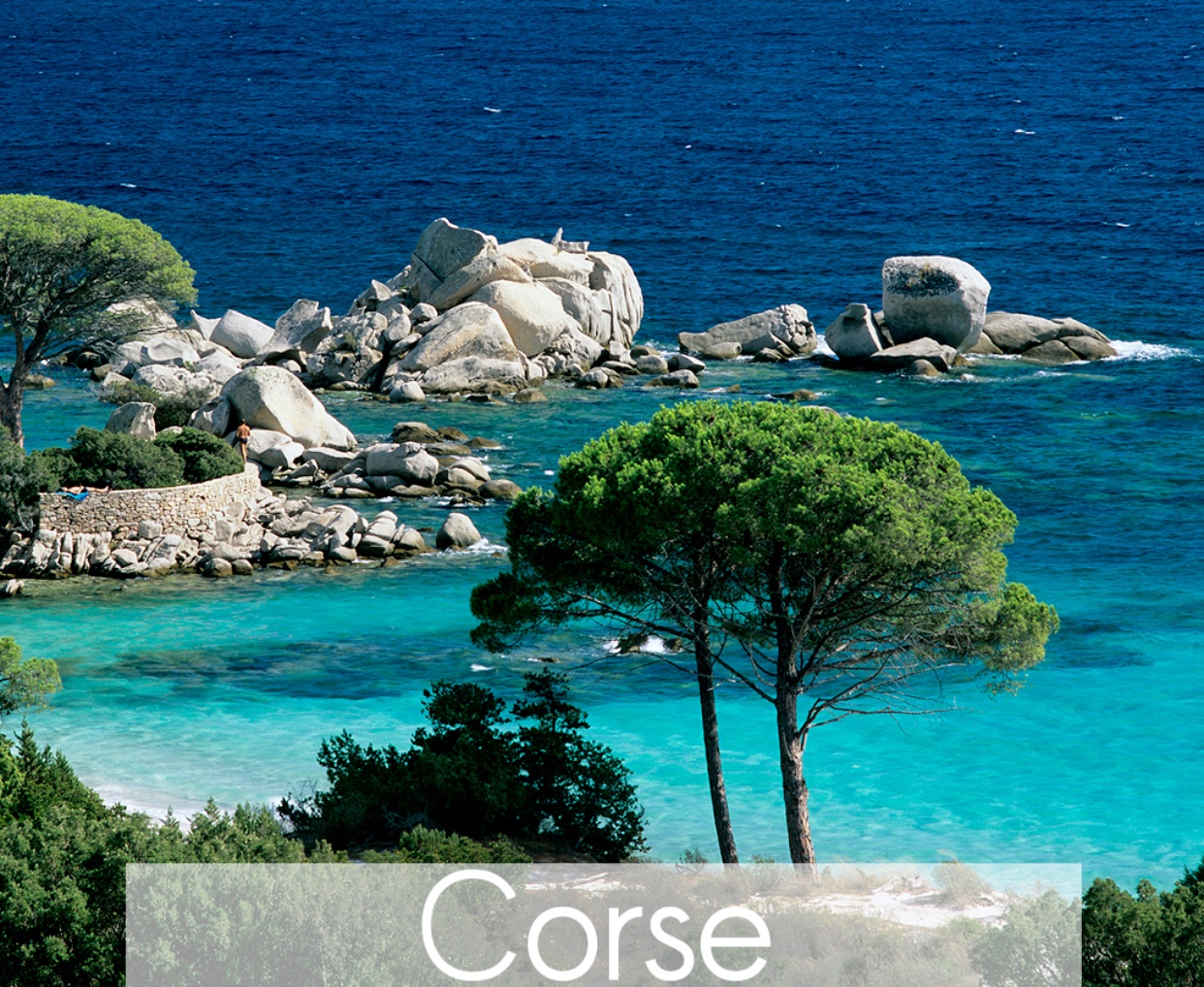 La Corse possède des eaux bleues.