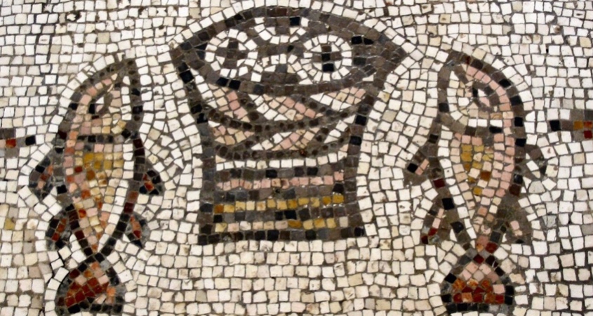 Une mosaïque spirituelle ornée de deux poissons.
