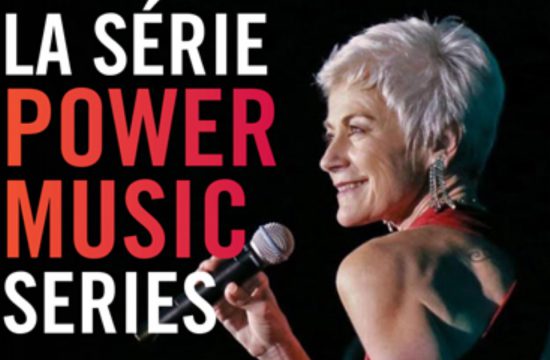 Louise Pitre, une femme, chante dans un micro avec les mots la série power music series.
