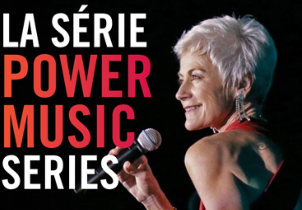 Louise Pitre, une femme, chante dans un micro avec les mots la série power music series.