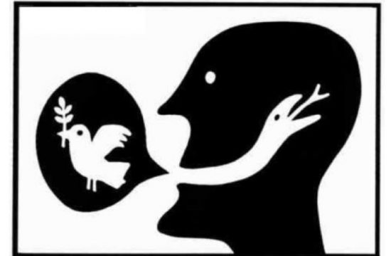 Une image en noir et blanc d'une personne avec une colombe dans la bouche, capturant l'essence de la spiritualité créatrice.