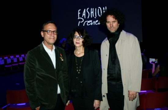 Trois personnes côte à côte lors d’un événement Fashion Preview.
