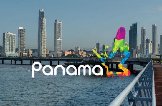 Ville de Panama avec le mot « Panama » bien en évidence.