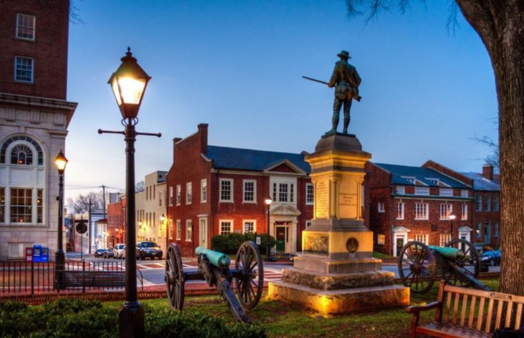 Un vivre à Charlottesville - une bonne ville ornée d'une statue et de canons au milieu.