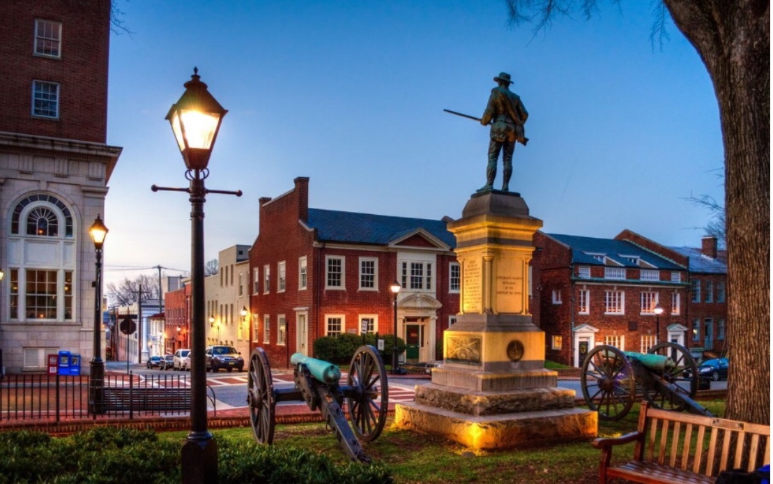 Un vivre à Charlottesville - une bonne ville ornée d'une statue et de canons au milieu.