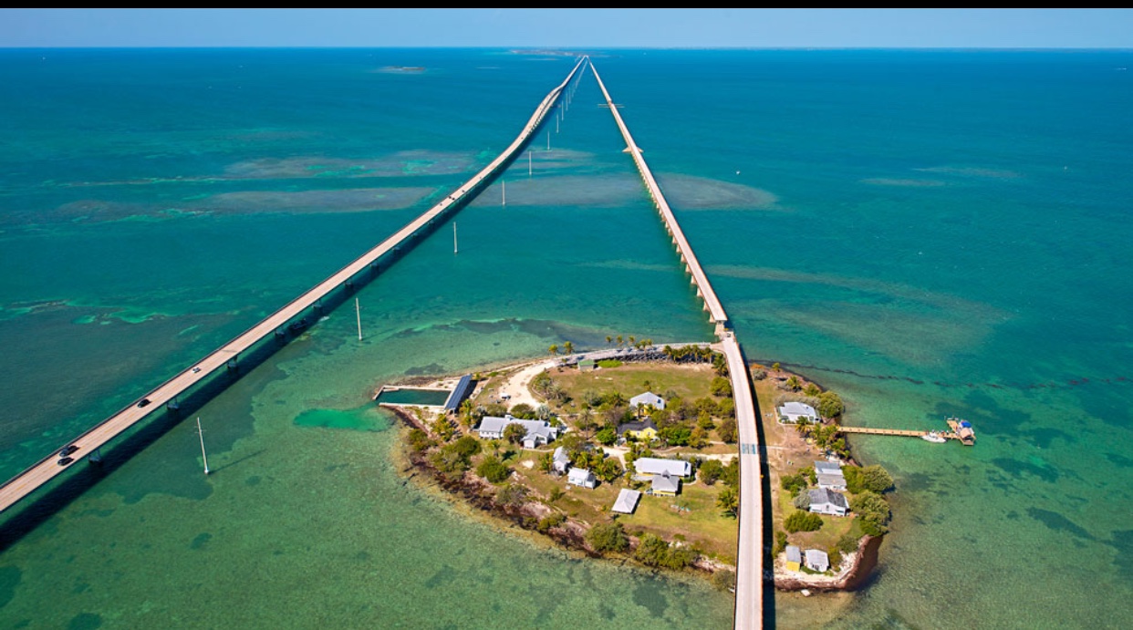 Une vue aérienne d’un pont dans les Keys de Floride, enjambant l’étendue fascinante de l’océan.