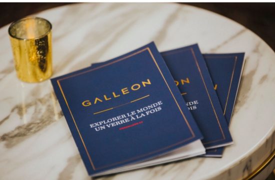 Un livre avec les mots "Le Salon de l'Odyssée de Galleon" trône sur une table.