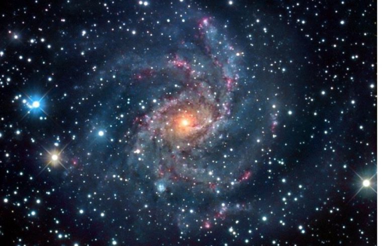 Une image illustrant la beauté spirituelle d’une galaxie spirale brillant dans le ciel nocturne.