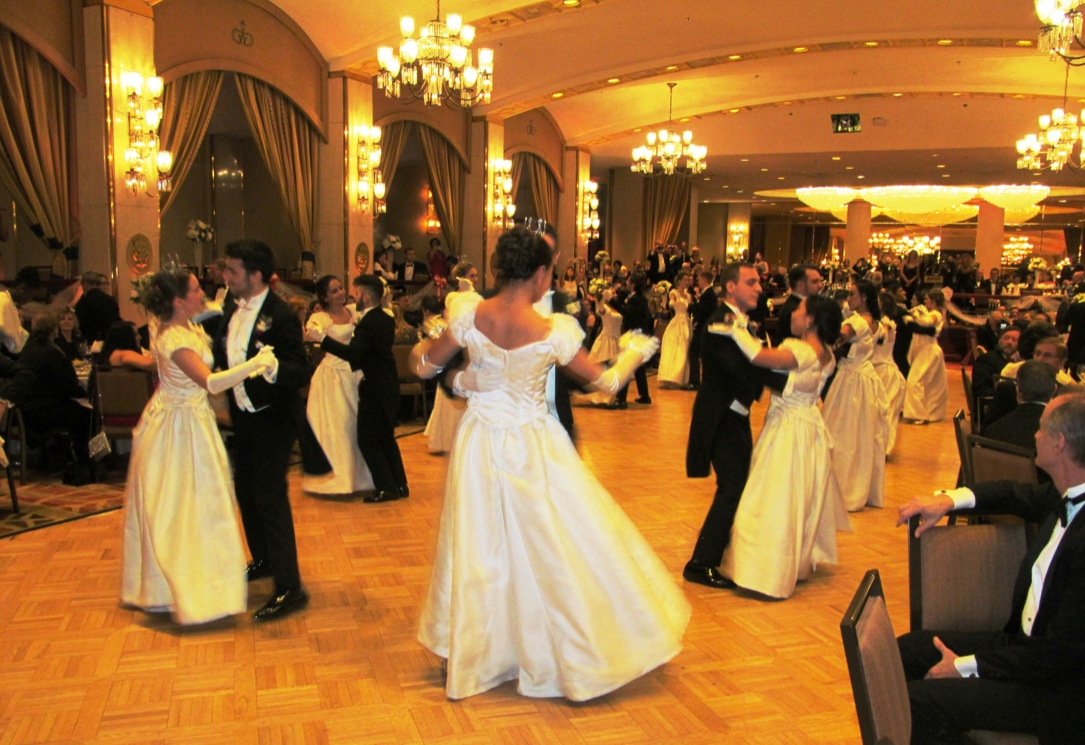 Une soirée du Bal viennois de Montréal remplie d'un groupe de personnes dansant gracieusement dans une salle de bal.