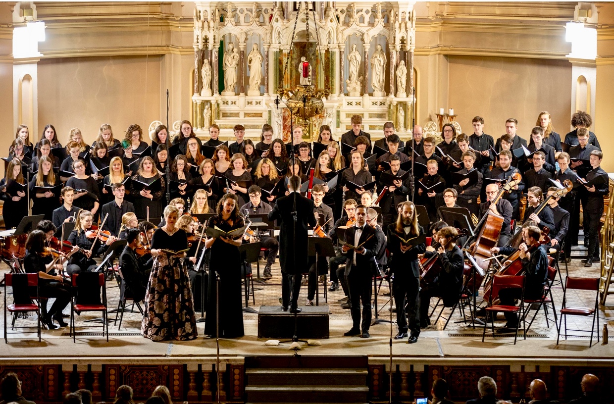 Orchestre Philharmonique et Coeur des mélomanes se produisant dans une église.